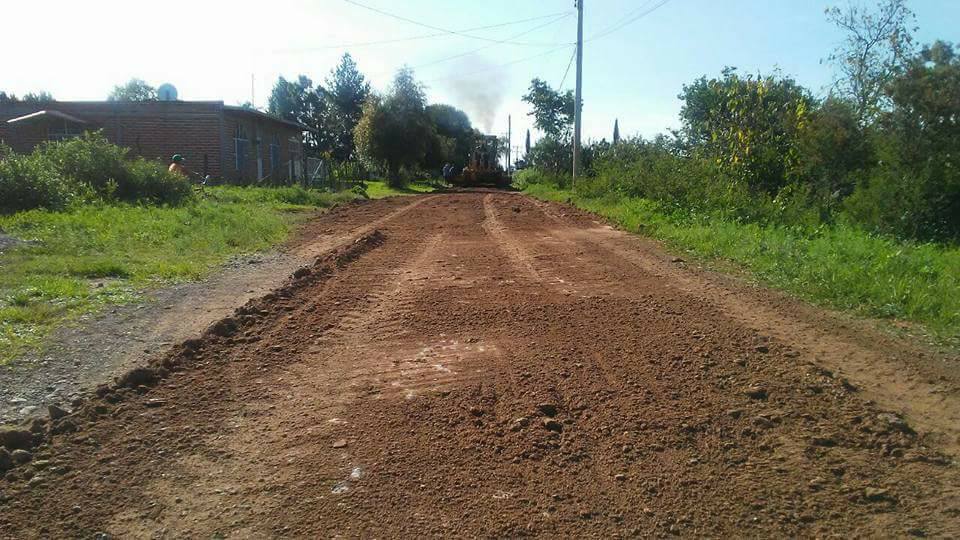 Rehabilitación de calles y caminos en Tlachichila