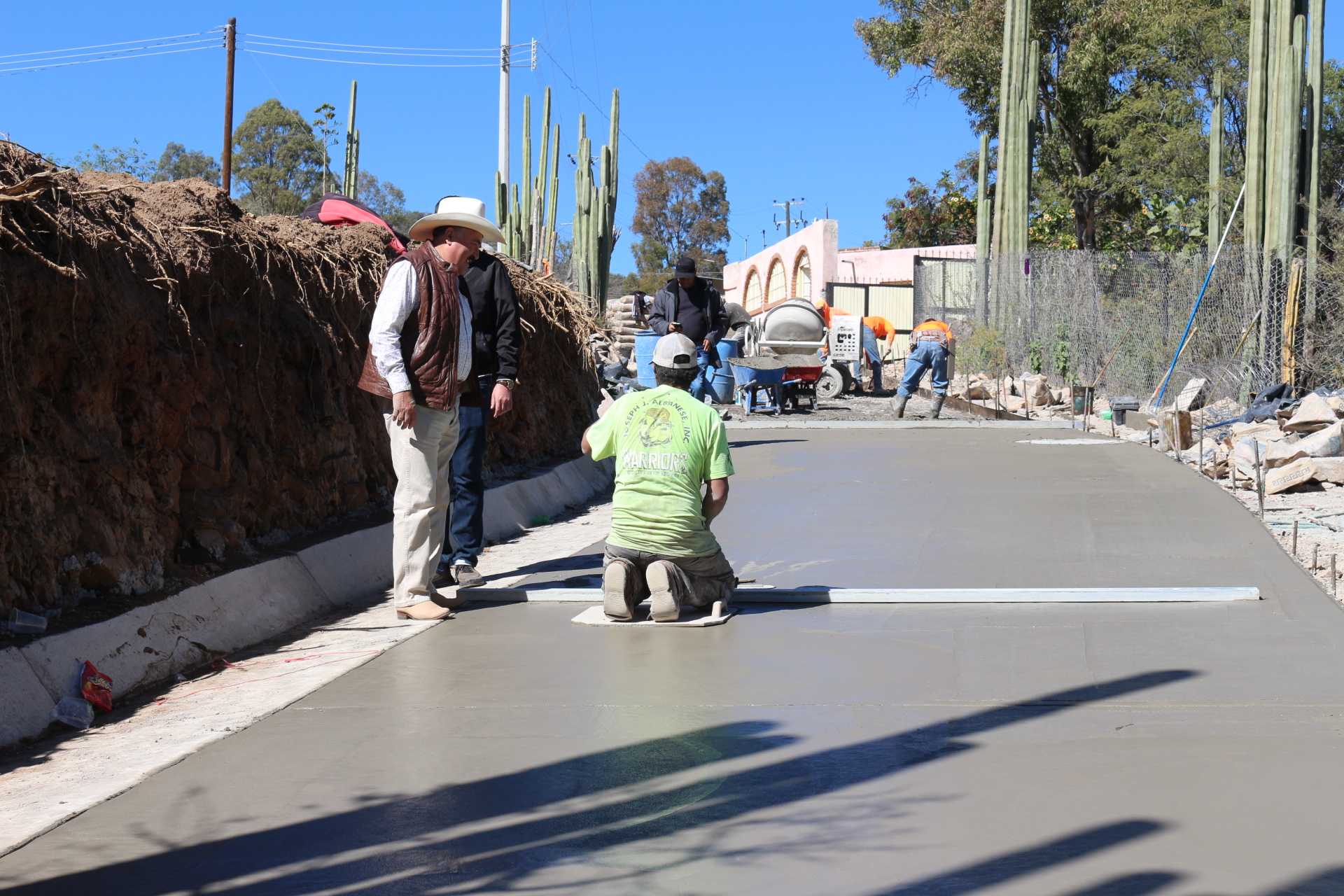 Supervisión de construcción de una nueva calle en La Cofradía
