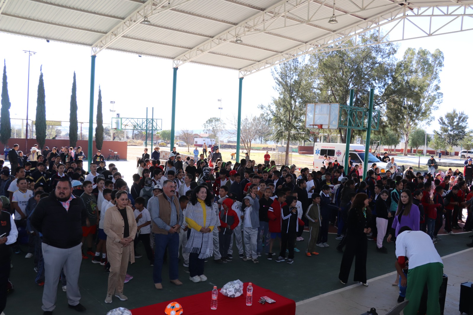 Evento deportivo entre niños de primarias de la región