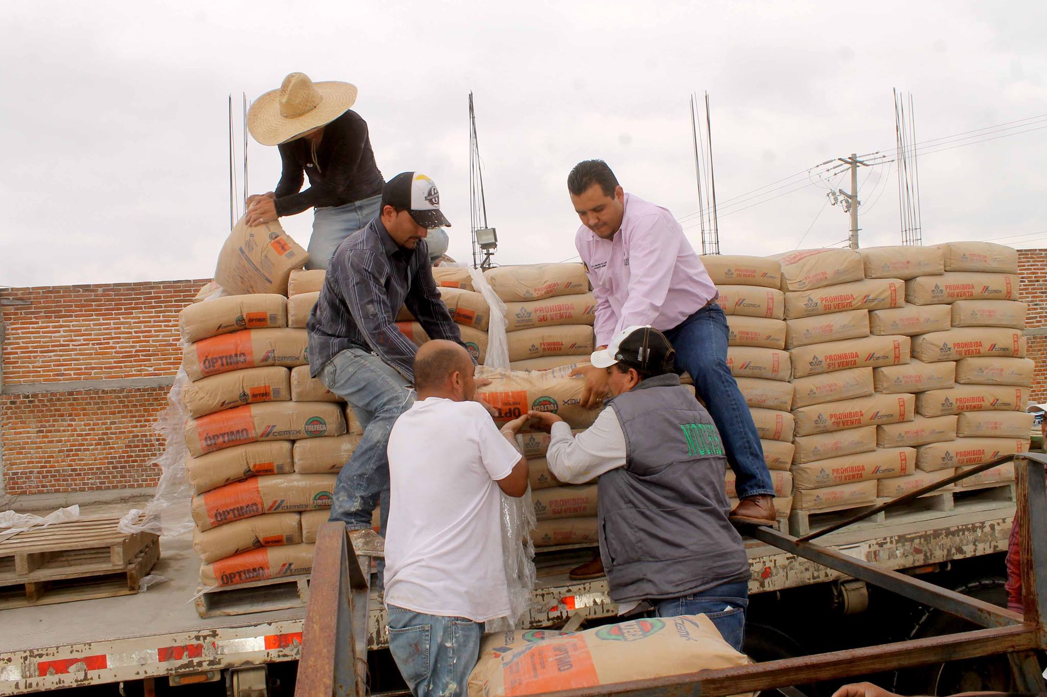 Cemento para 14 familias