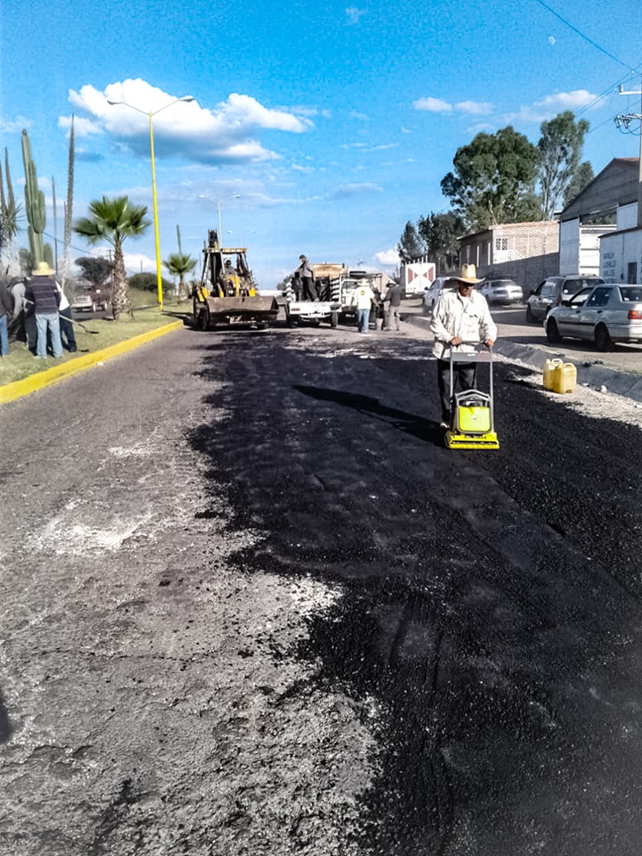 Bacheo en Los Arcos, boulevard y Lomas del Refugio