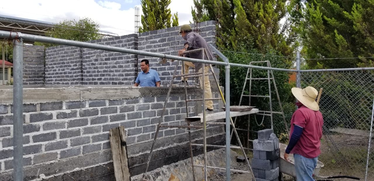 Supervisando obras que beneficiaran a la educación