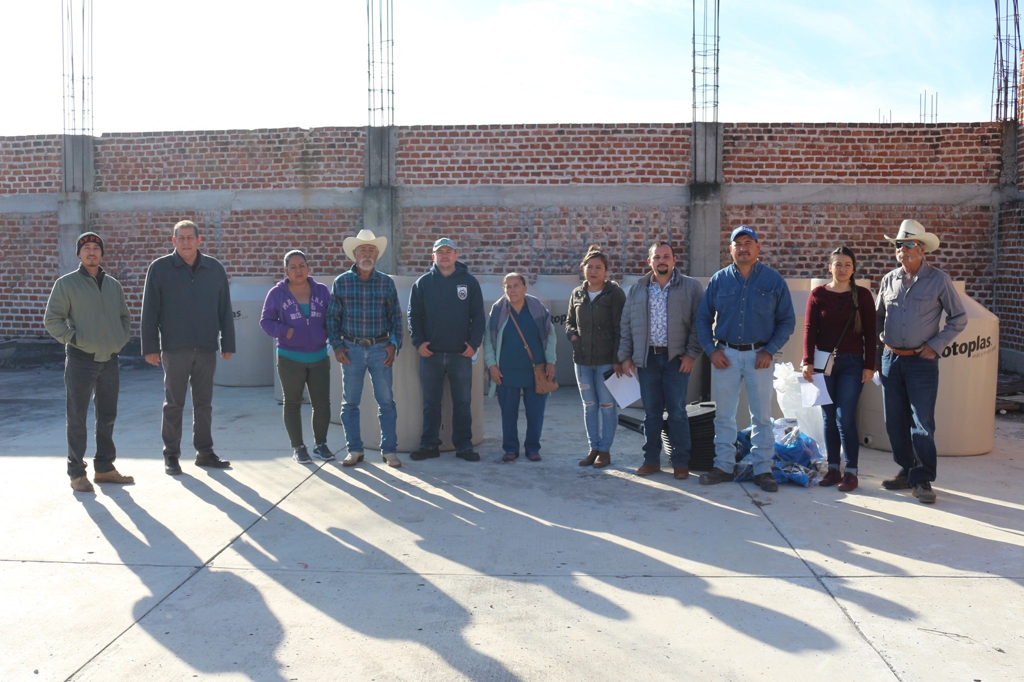 Entrega de tinacos para mejorar viviendas