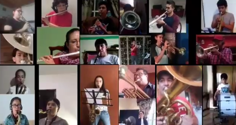 La Banda Sinfónica interpreta melodías desde la distancia