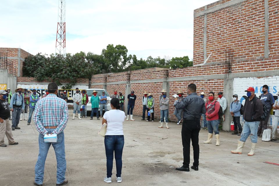 Concientizamos sobre usar cubrebocas y entregamos despensas a trabajadores del agave