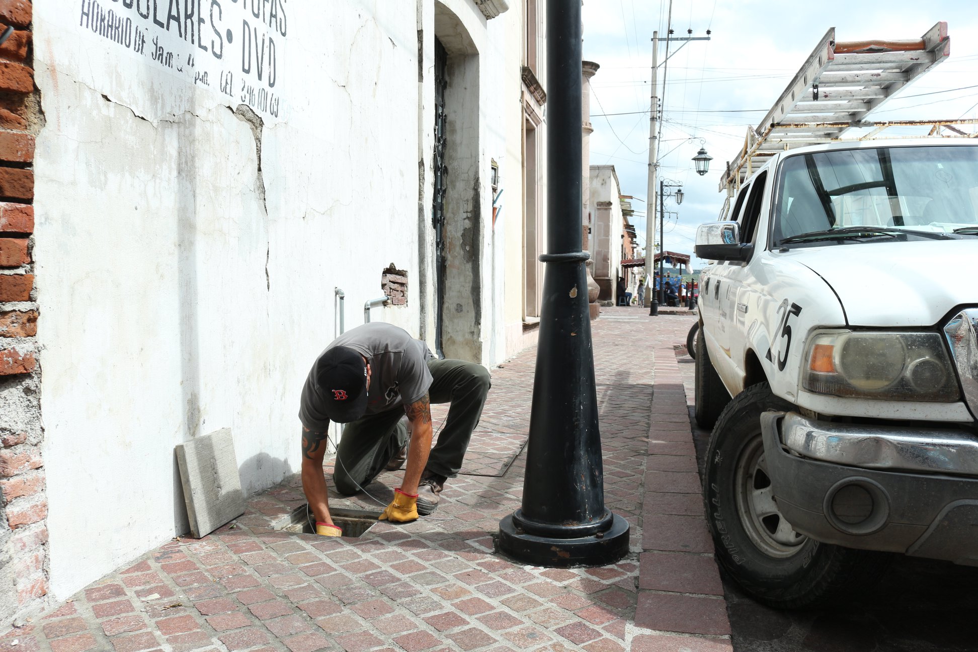 Línea subterránea de alumbrado en calle Benito Juárez