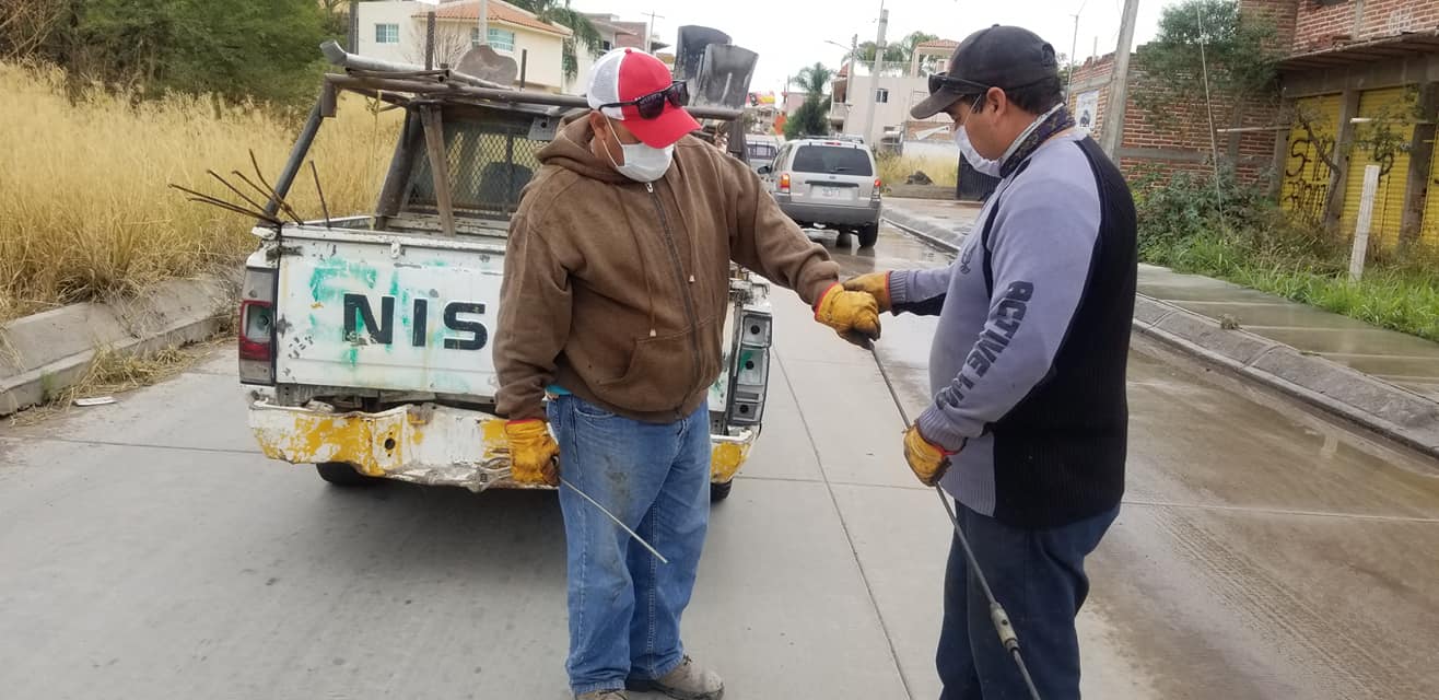 Los drenajes se tapan por la basura que se tira en calles.