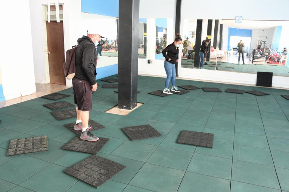 Instalamos piso amortiguante en el gimnasio de la Unidad de Los Arcos