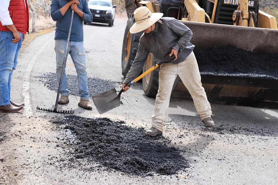 Bacheamos la carretera de Capellanía a Las Huertas.