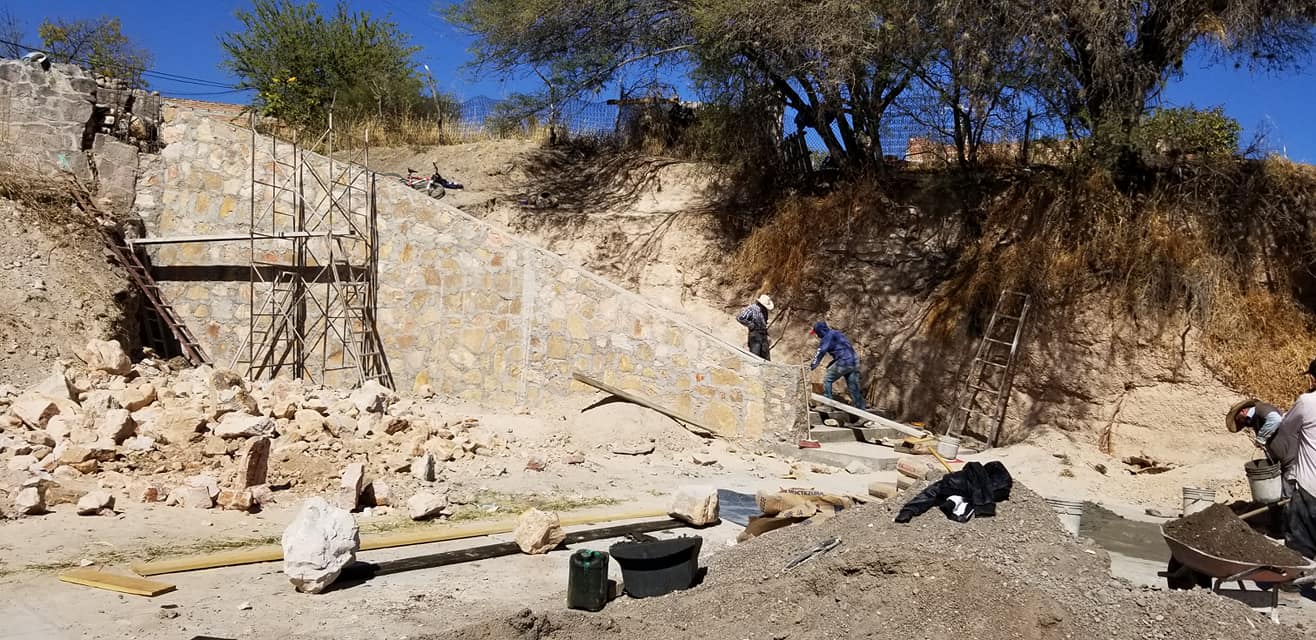 Avanzamos con los escalones de la cancha de básquet en Santo Santiago