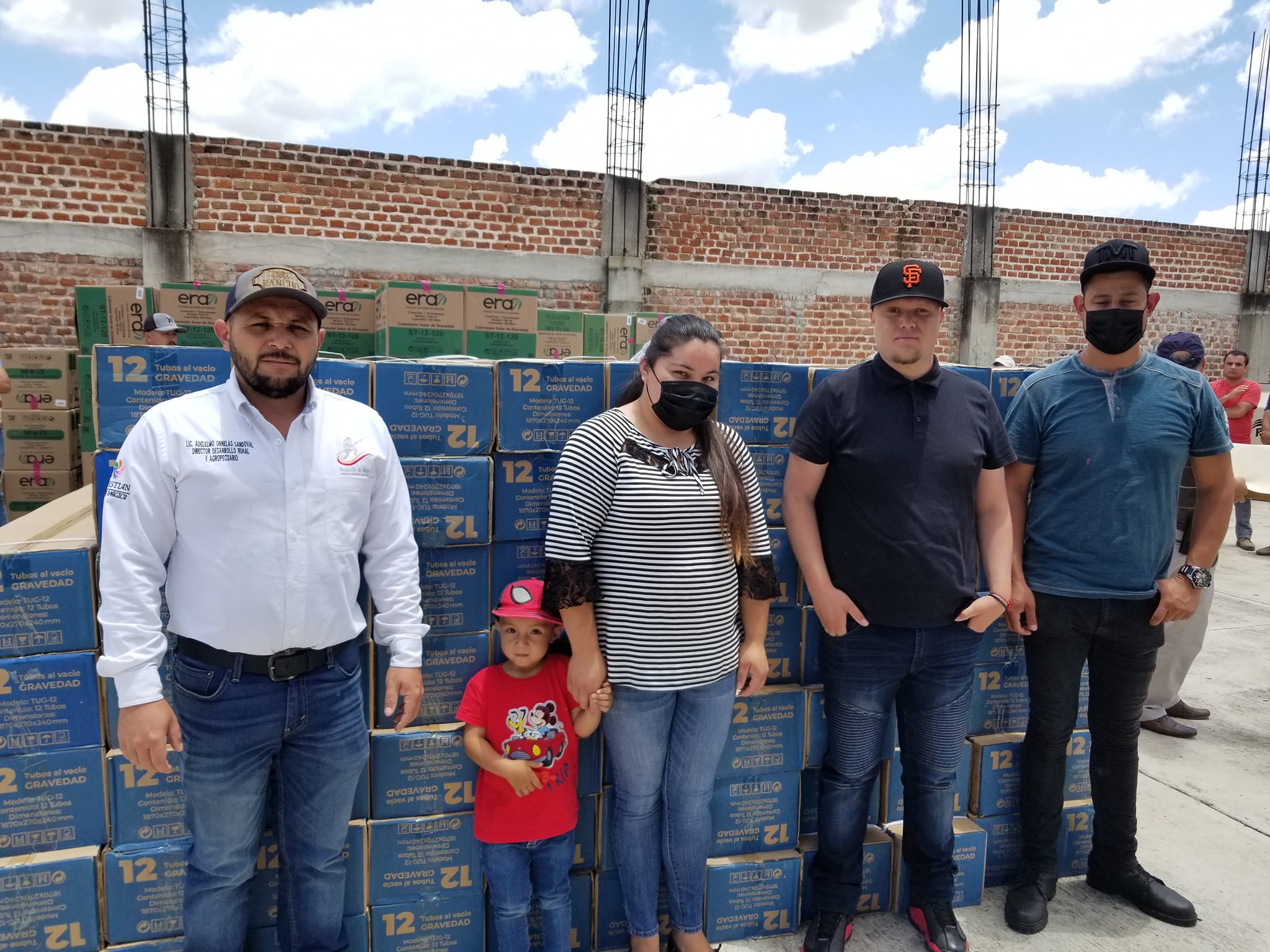 Más nochistlenses beneficiados con calentadores solares