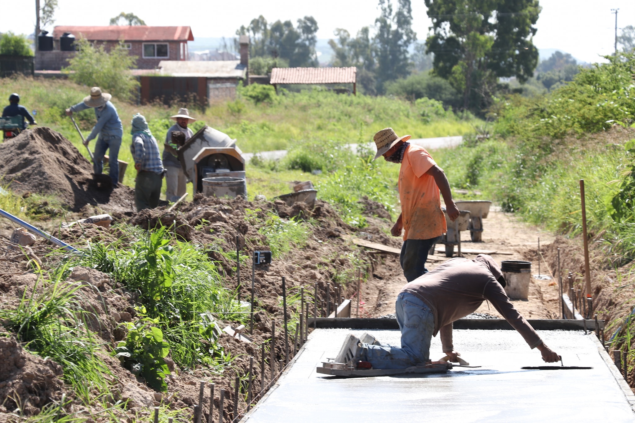 Invertimos en la construcción de andador al Frac. Primera Guadalajara