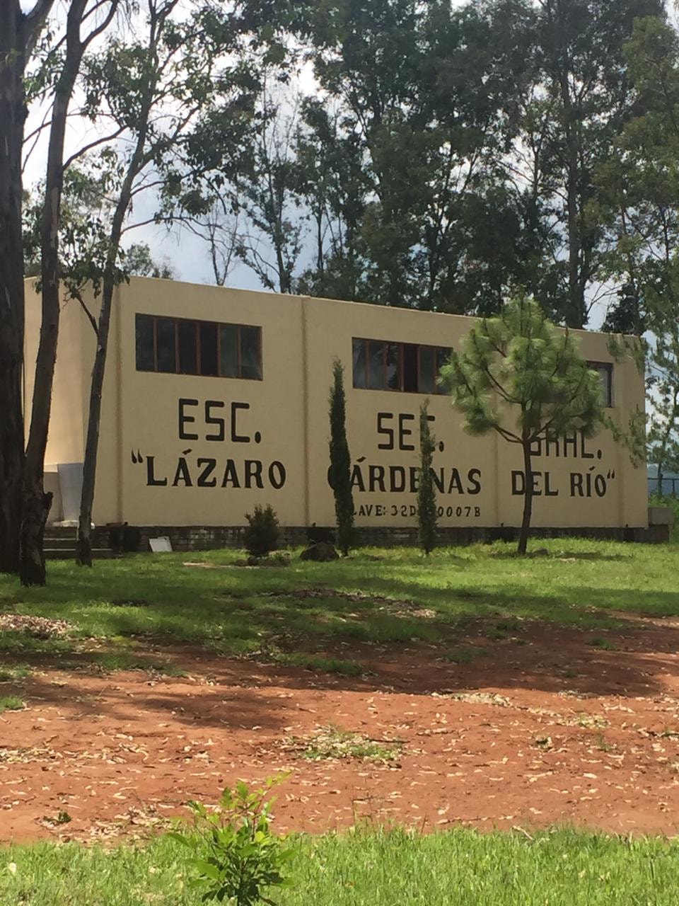 Pisos, lavamanos y plancha de cemento para la secundaria de Tlachichila