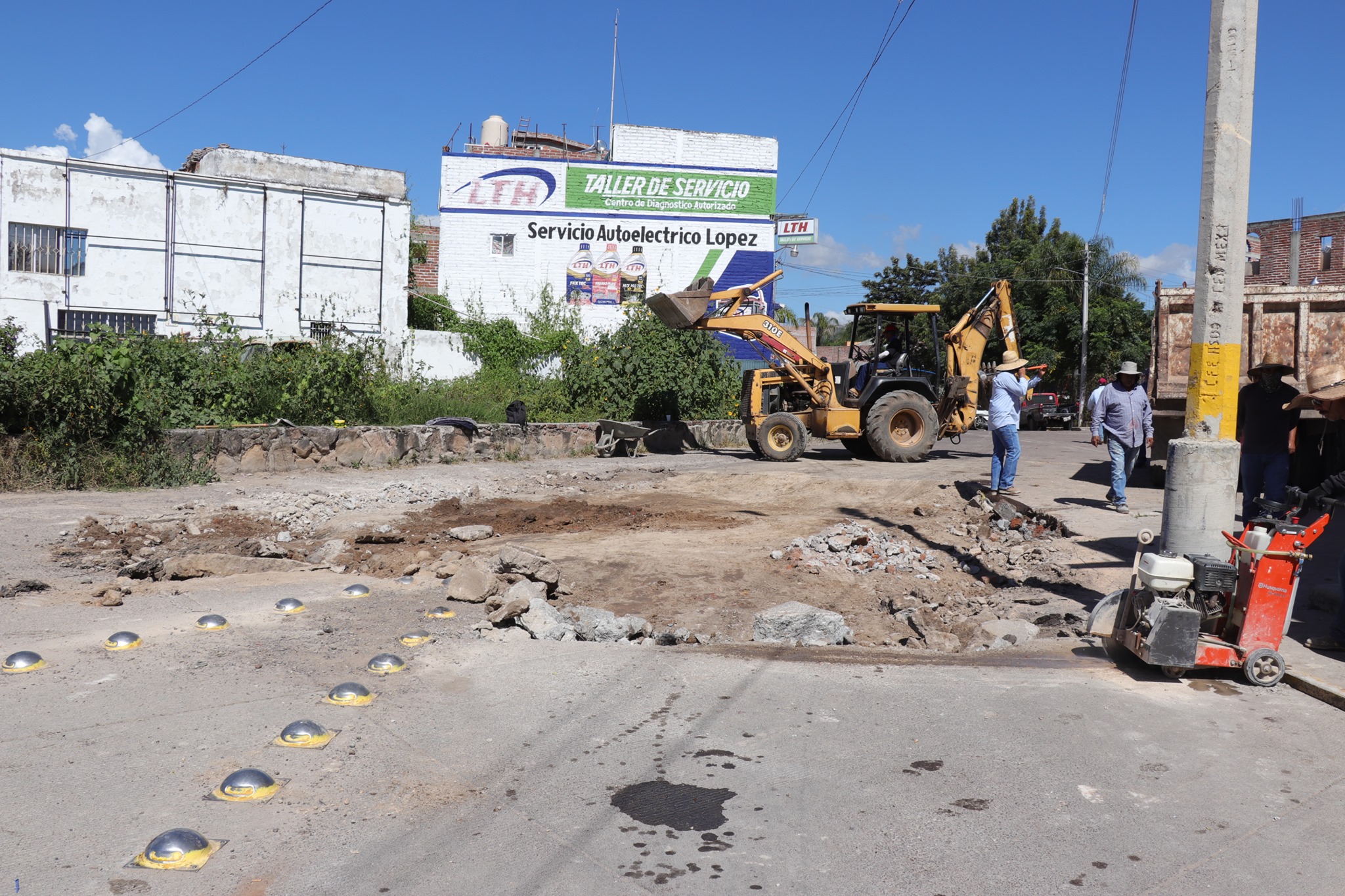 Mantenimiento a la sección de la calle Arrollo Acualaque