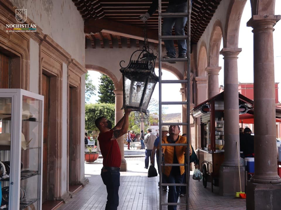 Mantenimiento y limpieza de farolas en el centro historico