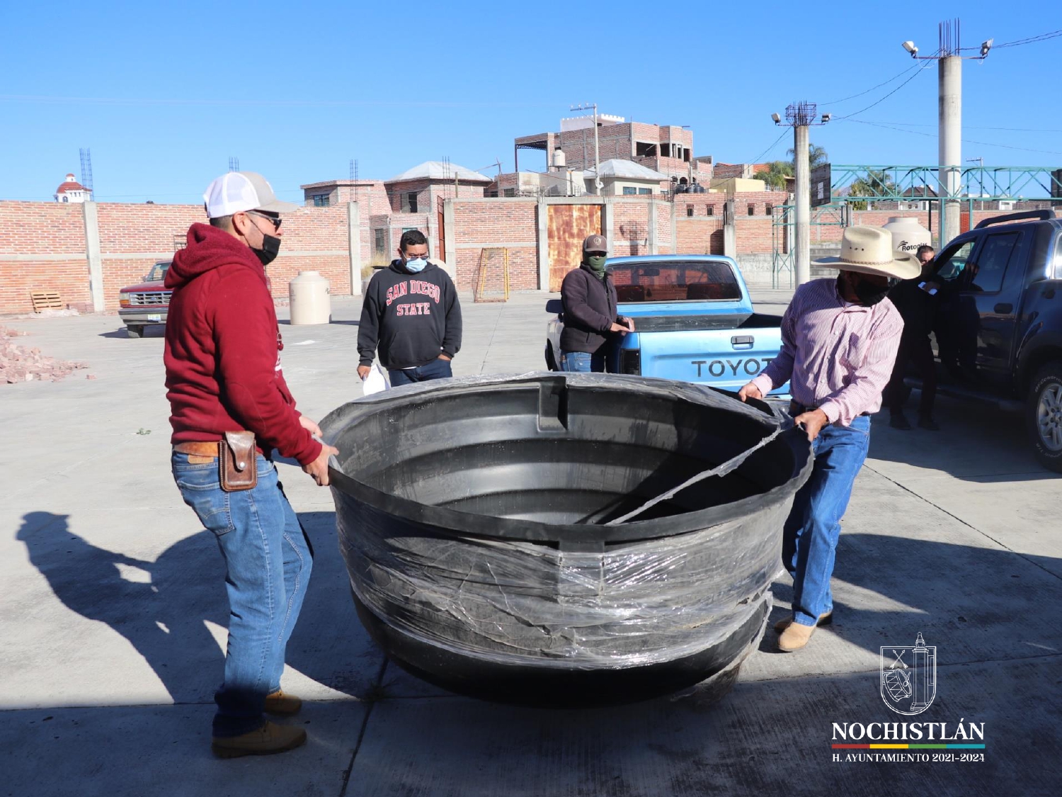 Entrega de tinacos y bebederos para ganado.