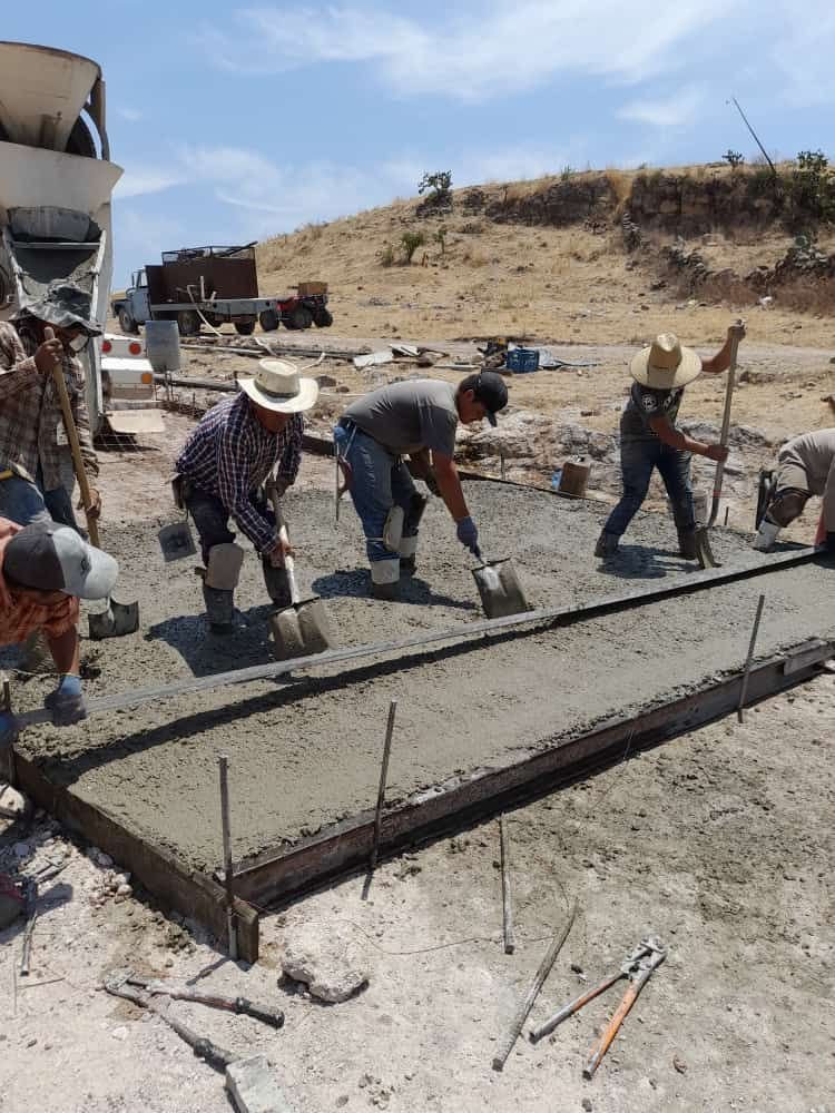 Avanza la construcción de camino en Gabriel López.