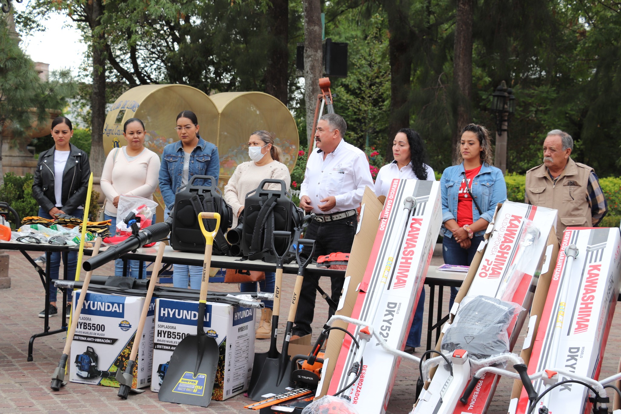 Entrega de herramientas a trabajadores de Parques y Jardines