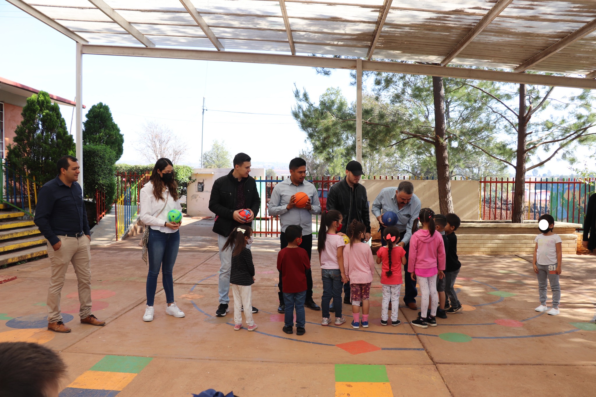 Visita el presidente municipal escuelas de Tlachichila.