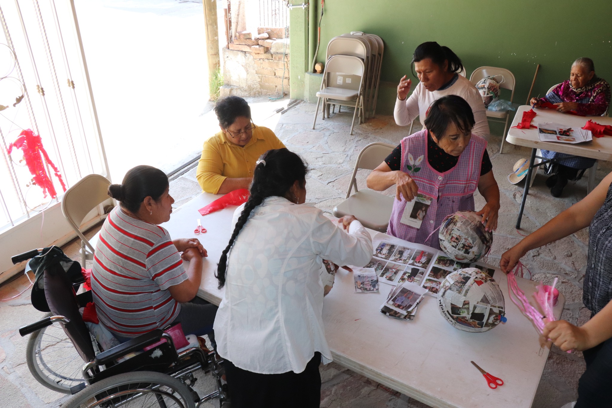 Taller de elaboración de piñatas en Toyahua.