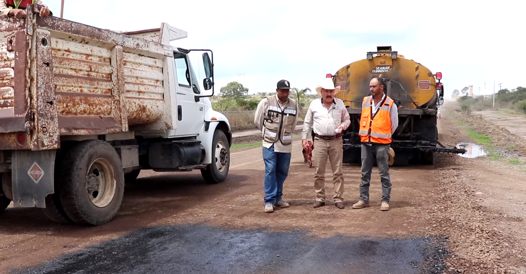 Supervisión de los trabajos en la carretera Nochistlán-Apulco.