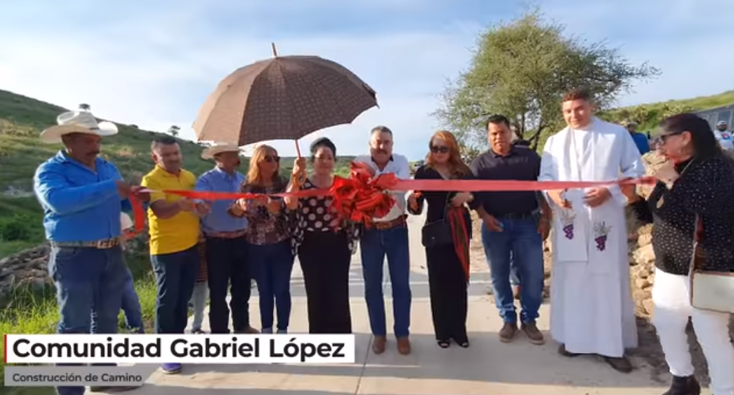 Entrega de camino pavimentado en Gabriel Lopez