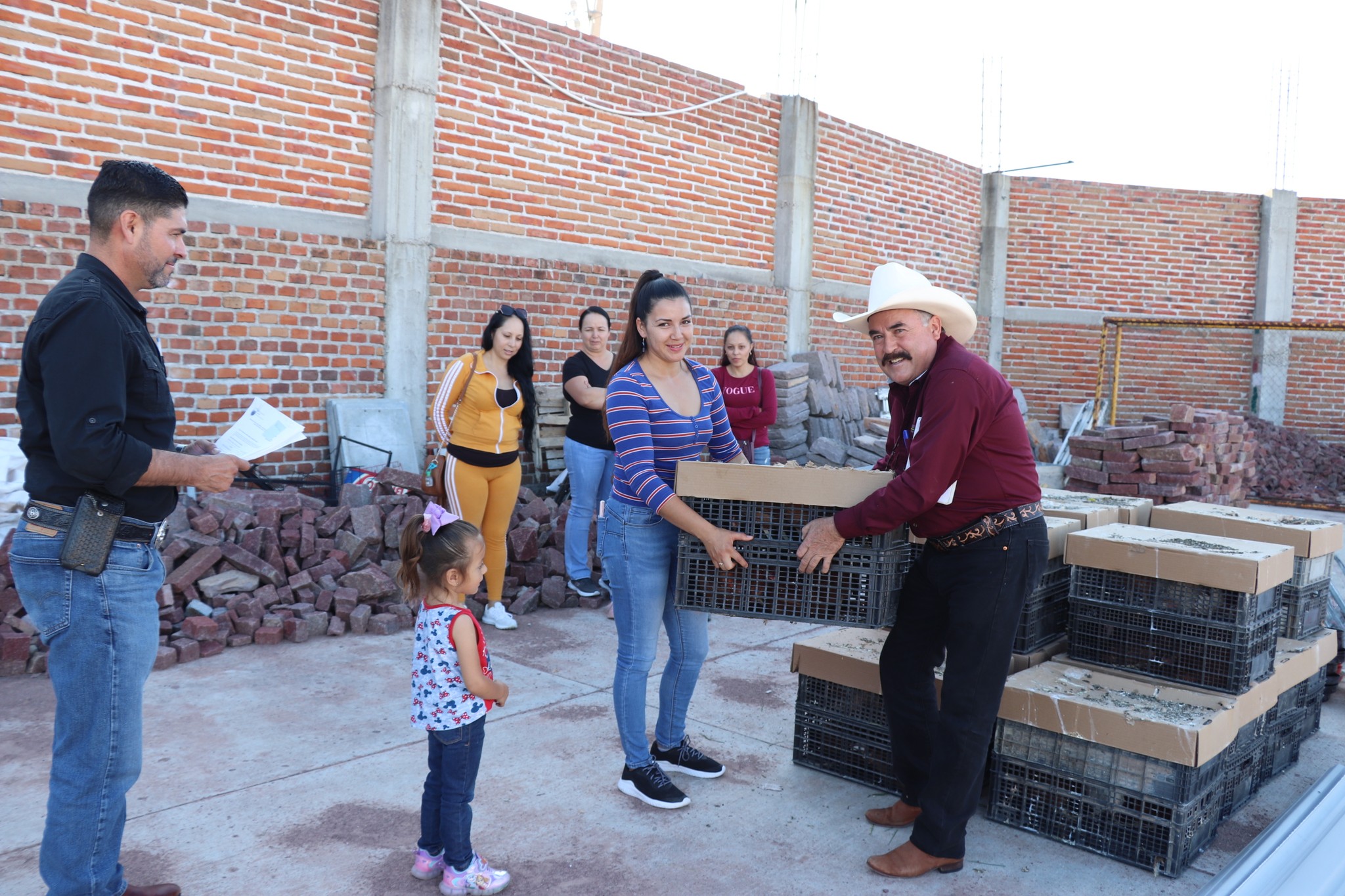 Entrega de apoyos a 7 mujeres emprendedoras.