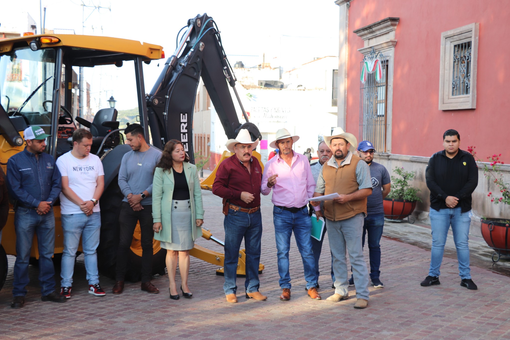 Entregamos retroexcavadora a Obras Publicas.