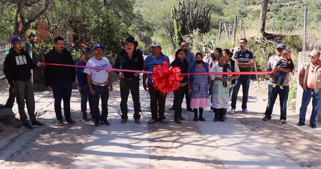 Entrega de obra de camino en la comunidad de Toyahua de abajo.