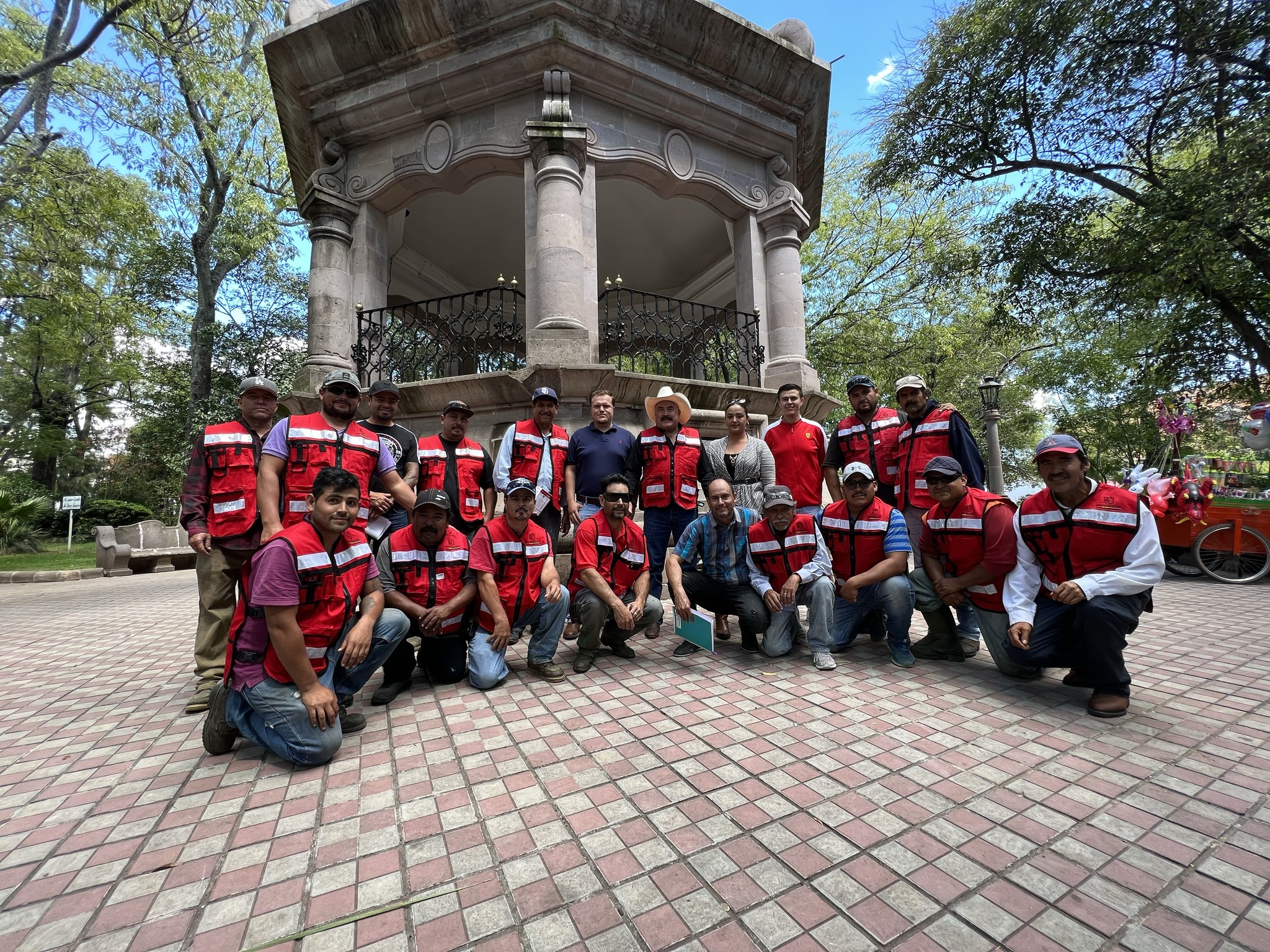 Entrega de chalecos a trabajadores de parques y jardines.