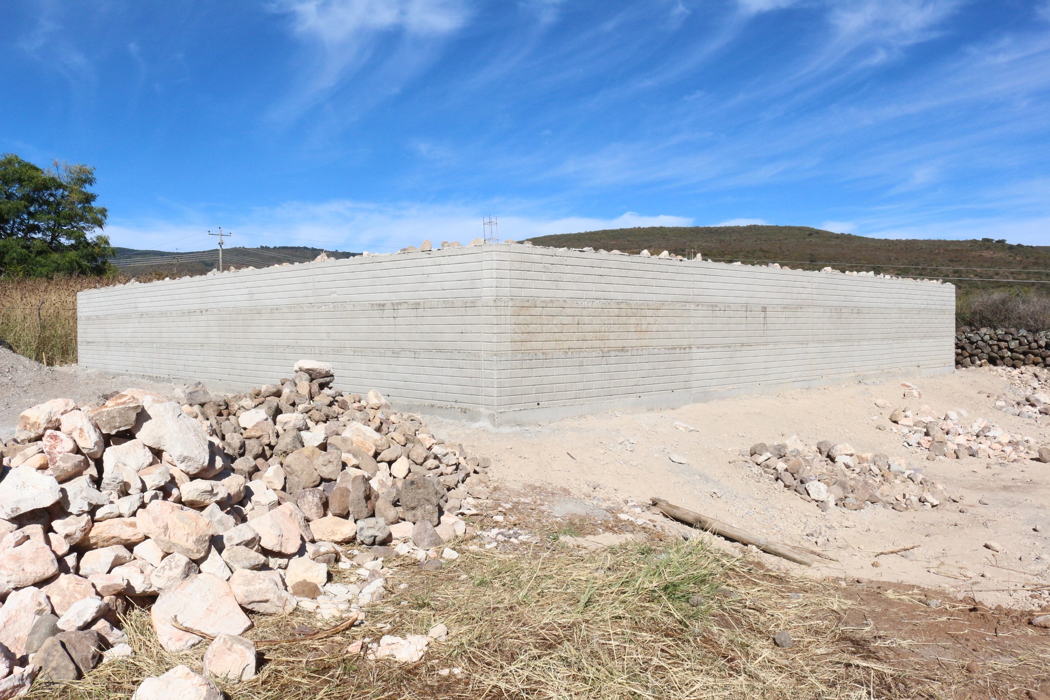 Construcción de deposito y línea de conducción de agua