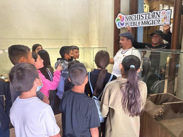 Alumnos dan un recorrido por la historia en Casa Museo