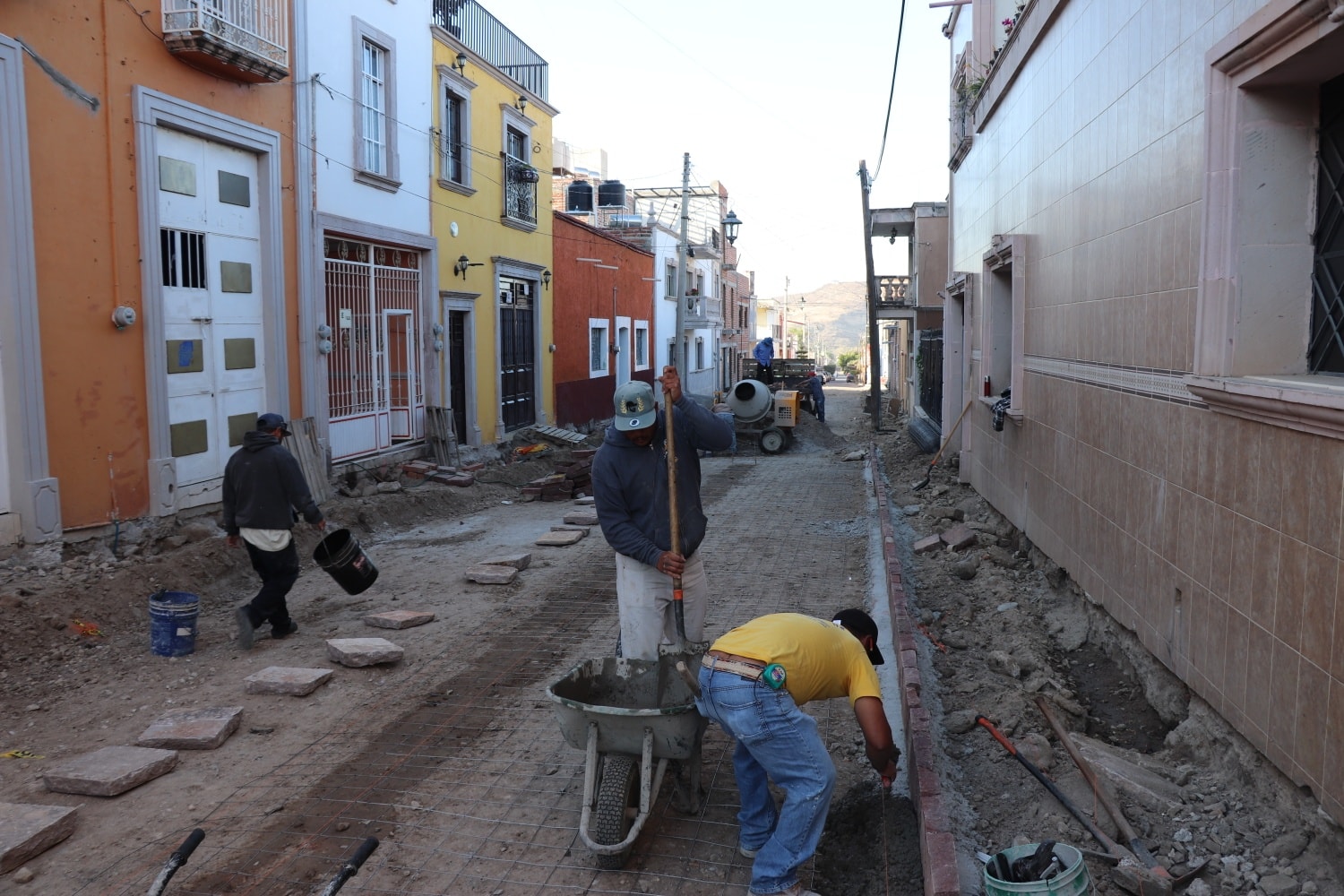 Avanza la construcción de la calle Gómez Farías