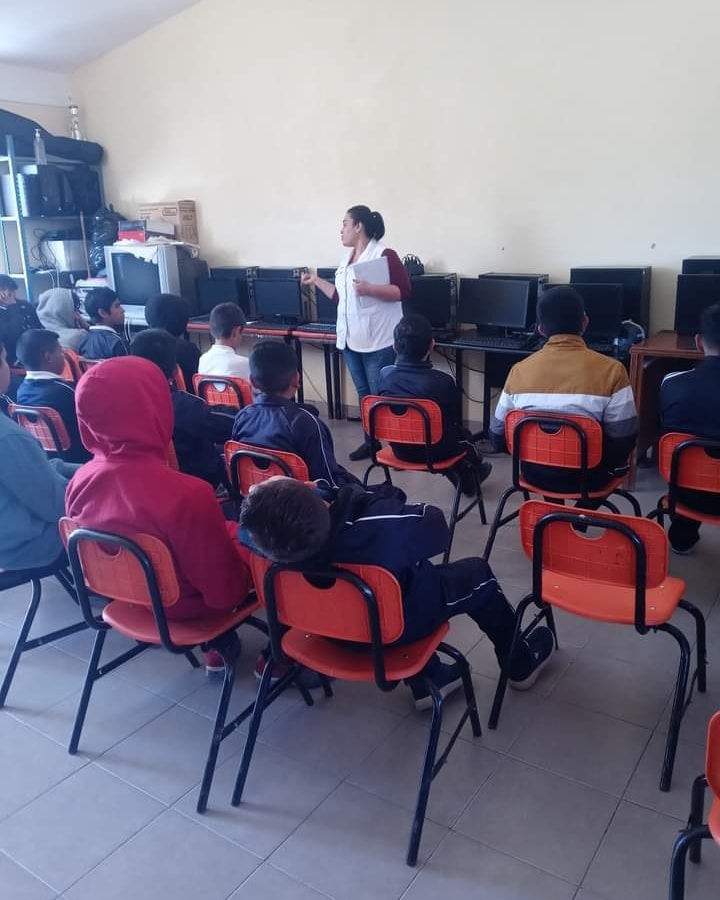 Mochila viajera en telesecundaria Laura Mendez de Cuenca