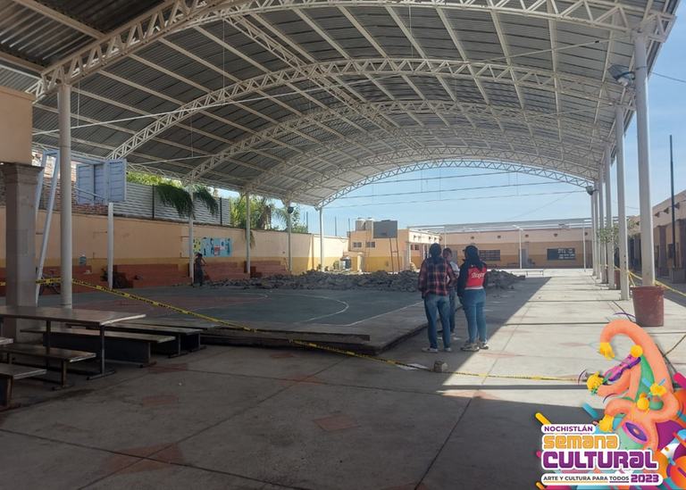 Demolición de cancha y sanitarios en primaria Benito Juárez