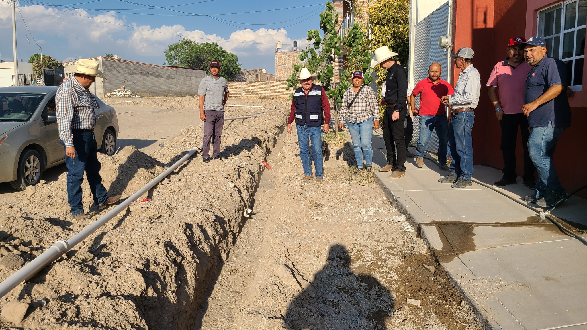 Instalación de línea de drenaje y agua en calle Ávila Camacho