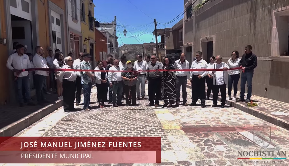 Entrega de sección rehabilitada de la calle Valentón Gómez Farías