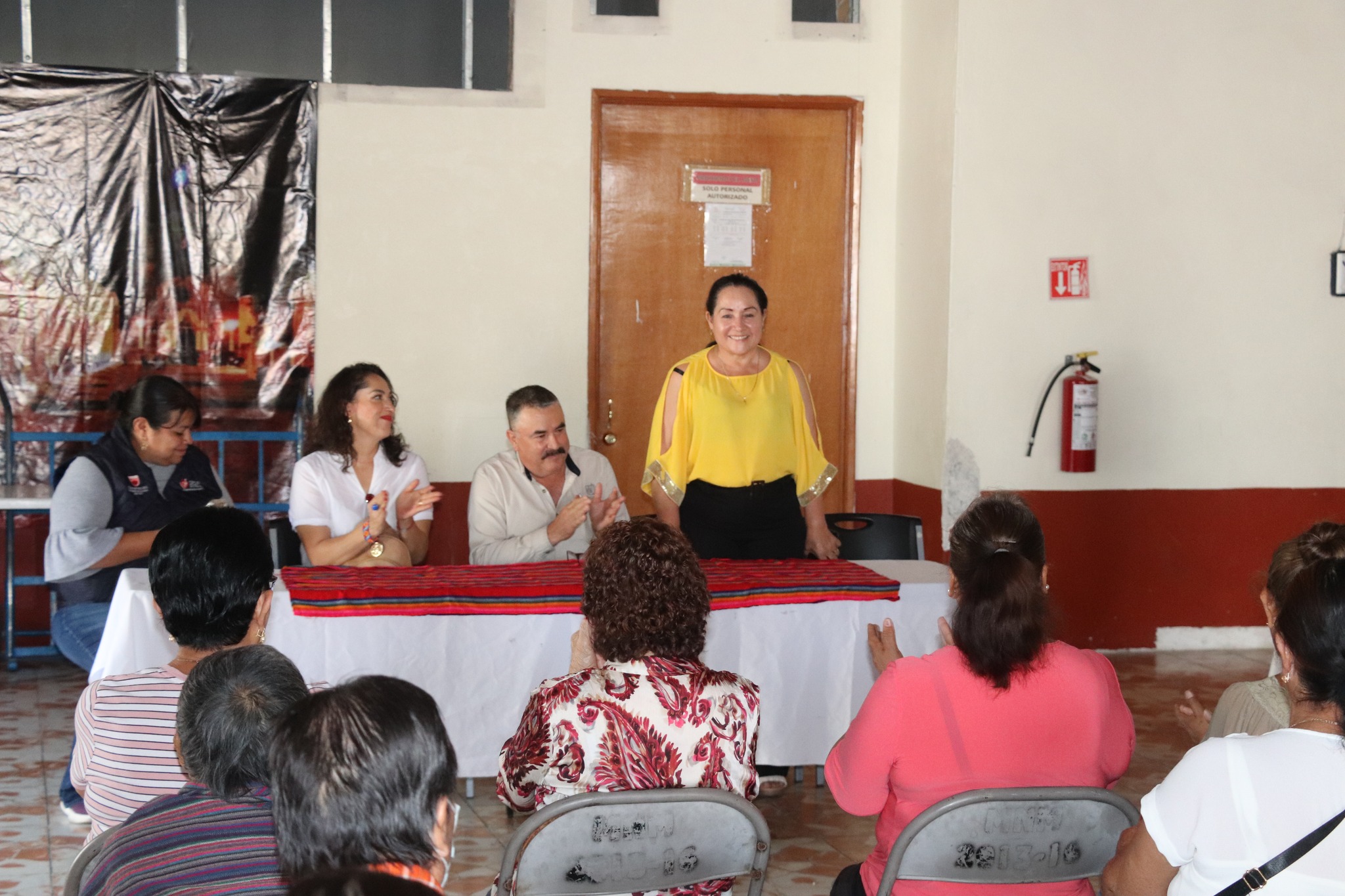 Entrega de lentes para personas con vista cansada