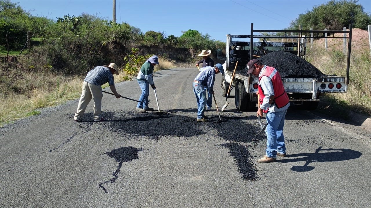 Mantenimiento a carretera que conduce a la comunidad de Capellania