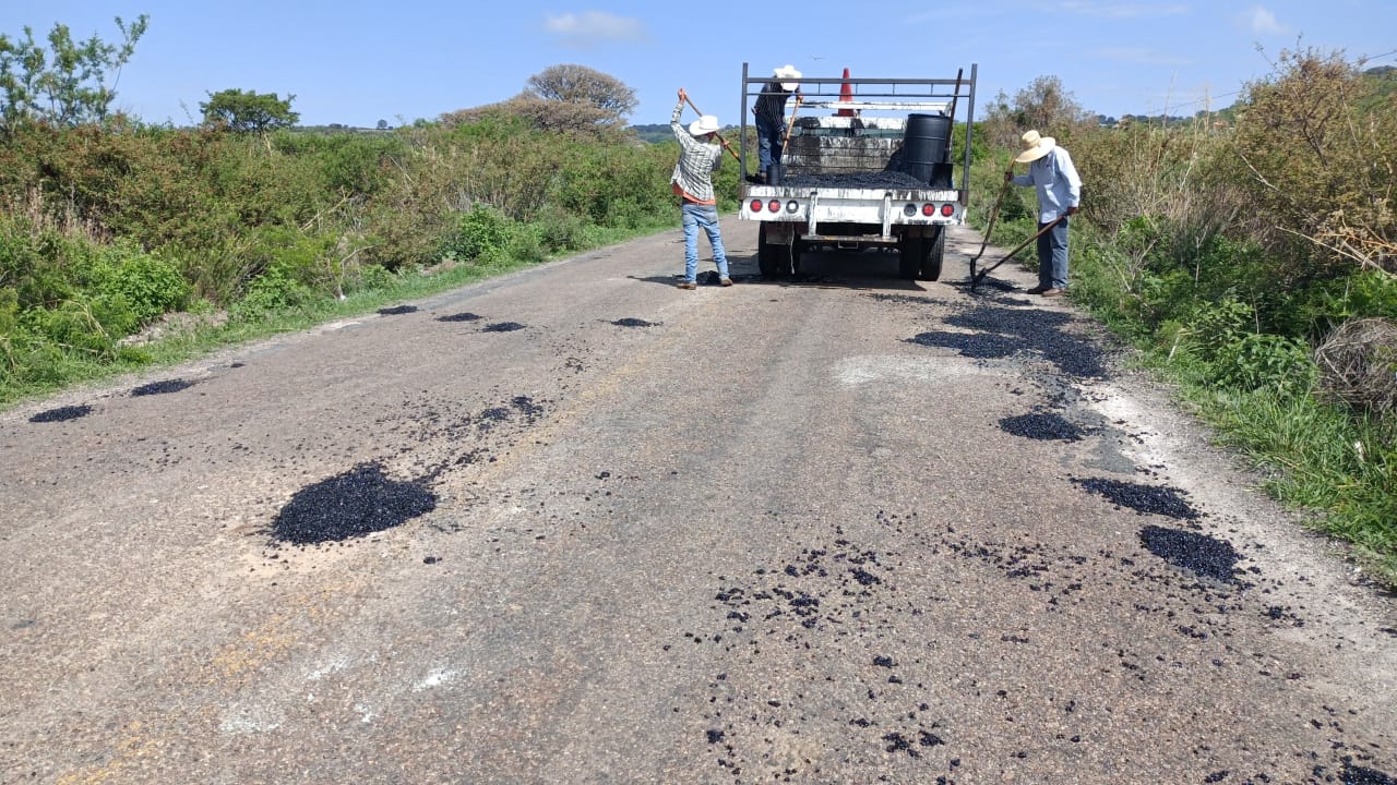 Bacheo en carretera Tlachichila-Nochistlán a la altura Las Cruces y Las Presitas