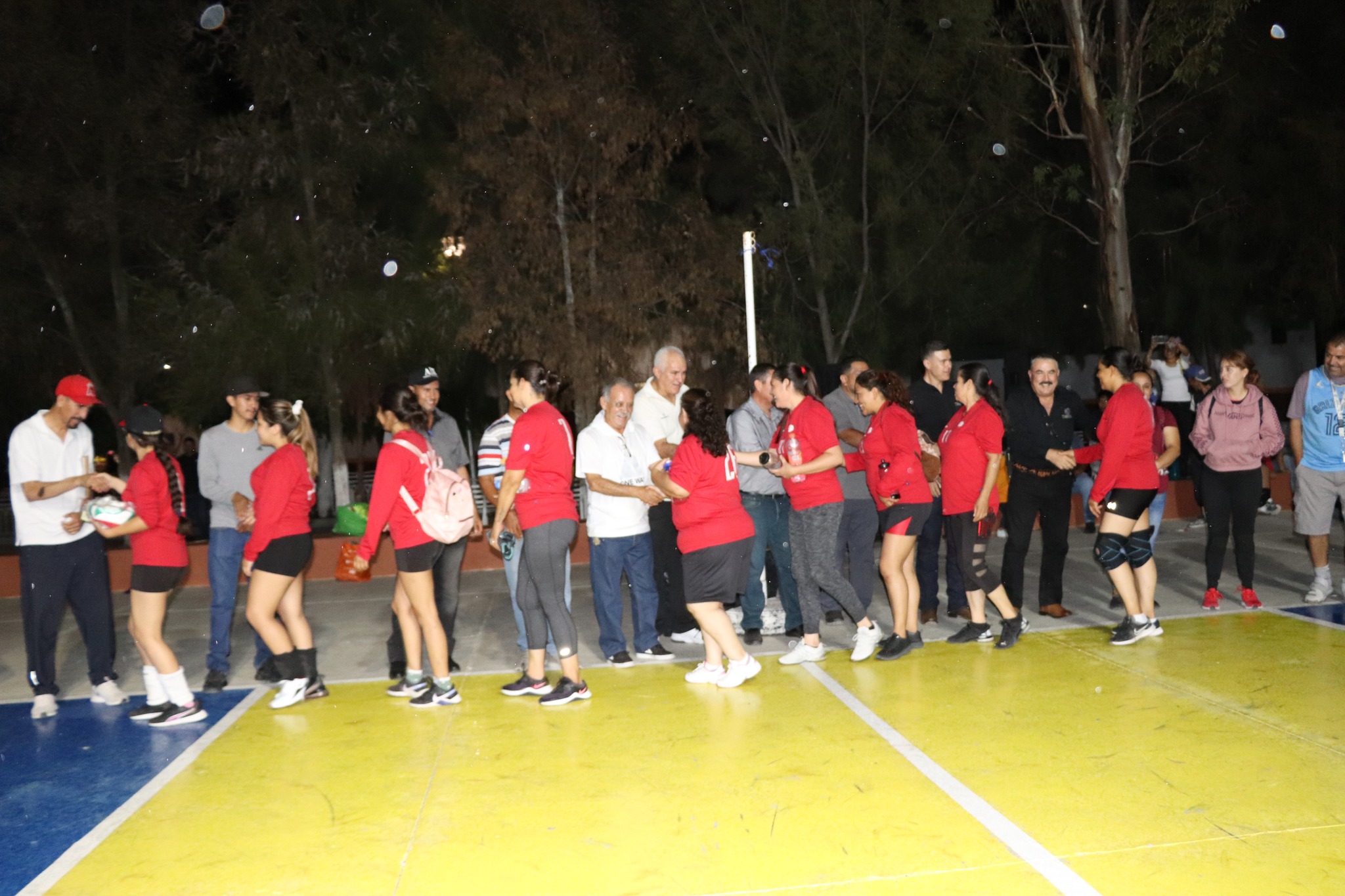 Premiación a las campeonas del voleibol femenil