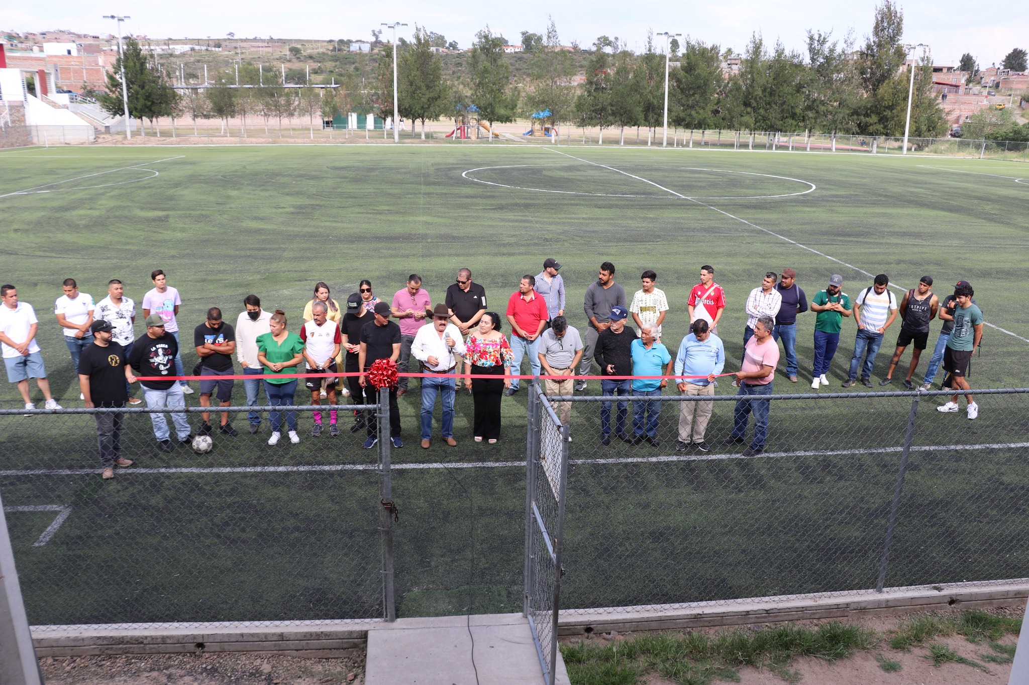 Rehabilitación del campo de fútbol en la Unidad Deportiva Las Brisas.