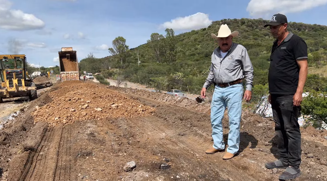 Inician trabajos de reparación en la carretera estatal Nochistlán- Apulco.
