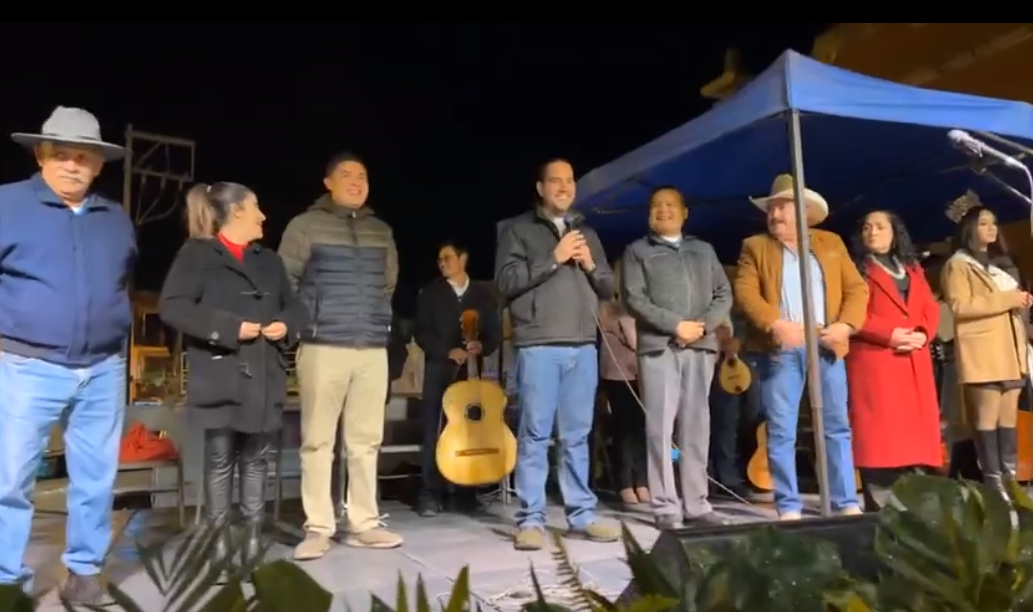 Encendido de luces y árbol navideño