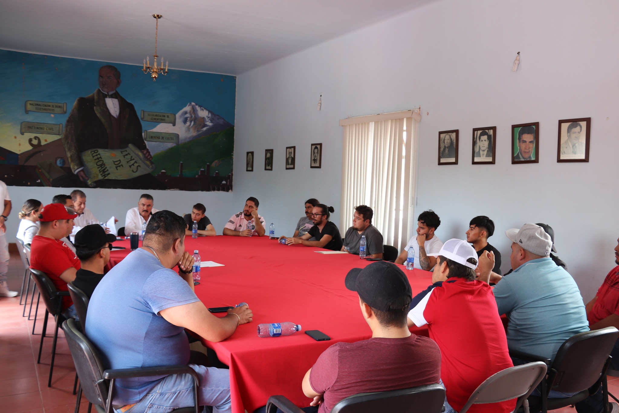 Reunión con representantes de grupos musicales de Nochistlán.