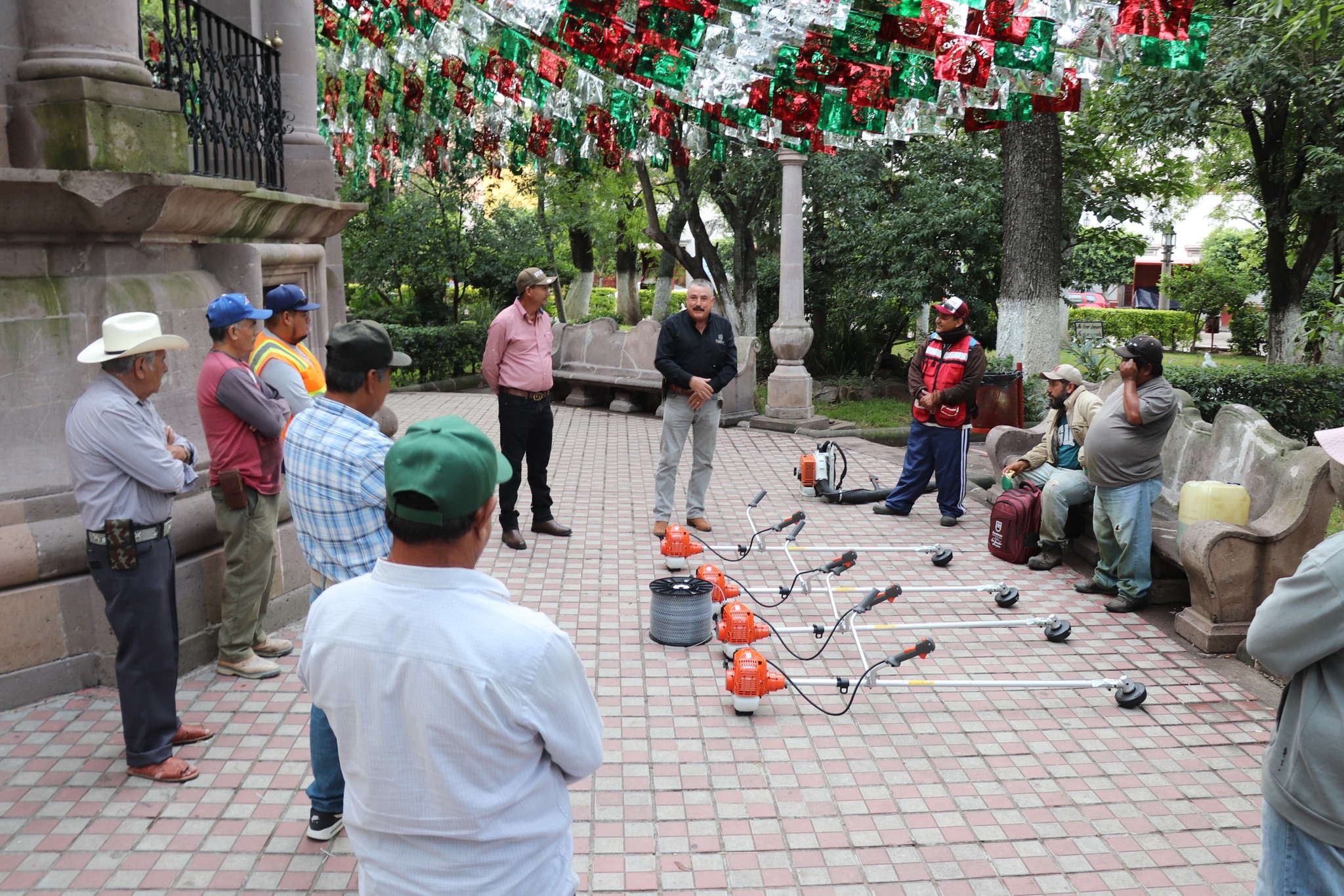 Entrega de Herramientas al Departamento de Parques y Jardines