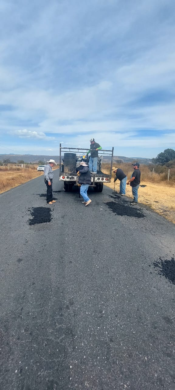 Mantenimiento a caminos de Tlachichila y Cofradía