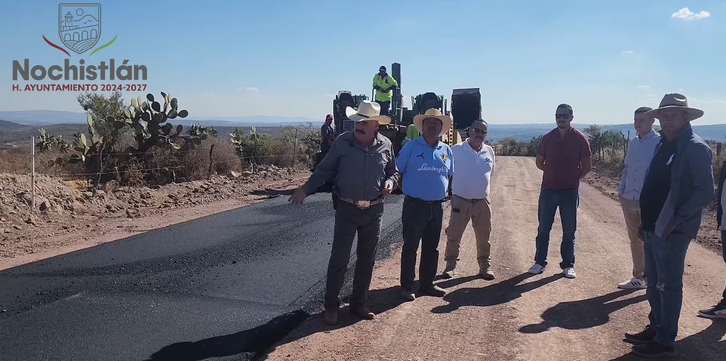 Avanza la pavimentación del camino en Barranca de Morenos