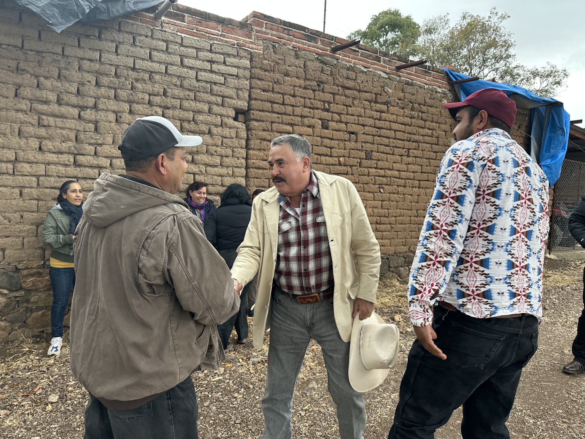 Construcción de camino a la secundaria en Casas Grandes