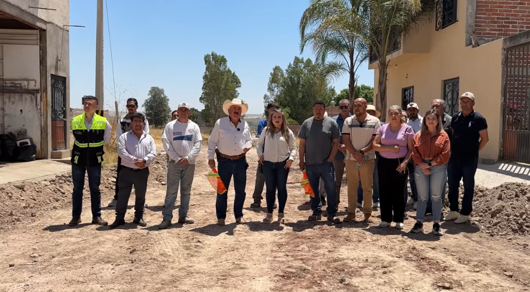 Arranque de pavimentación de la calle Arrollo Blanco